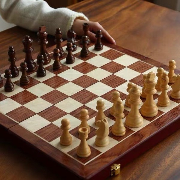 Board Game Queen - مجموعة شطرنج خشبية مغناطيسية قابلة للطي