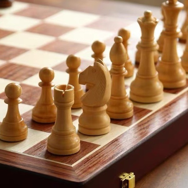 مجموعة شطرنج خشبية مغناطيسية ق - مراجعة Board Game Queen وسعره