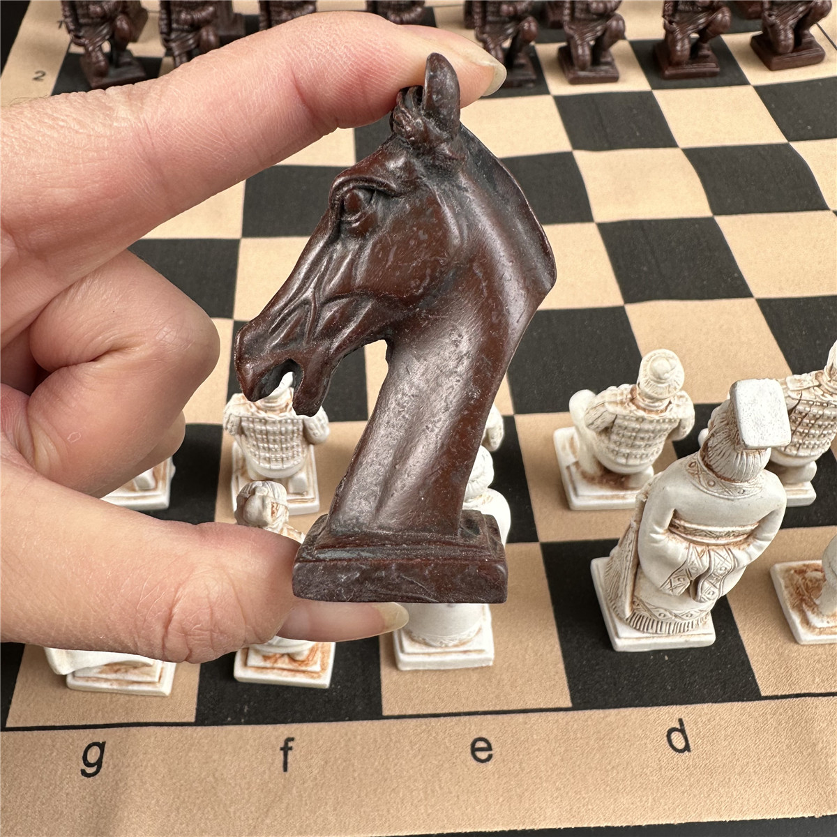قطع شطرنج عتيقة من الجلد لألعا - مراجعة Board Game Queen وسعره